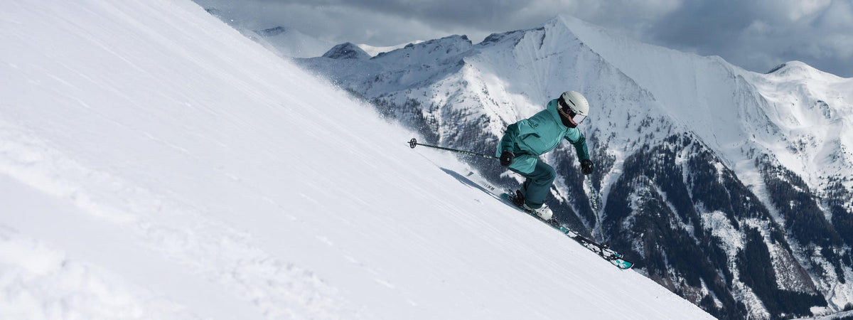 Skier carving a turn on piste: choosing a hinged knee brace for skiing after a ligament injury - Bauerfeind UK