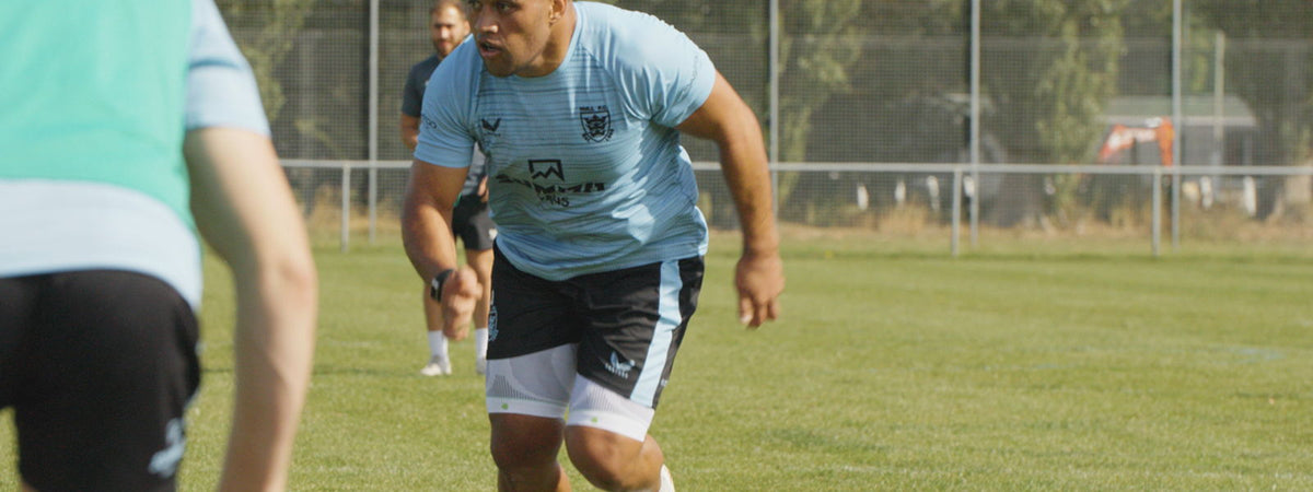 Hull FC player in Bauerfeind sports compression sleeves during a training drill: knee support after ACL reconstruction - Bauerfeind UK